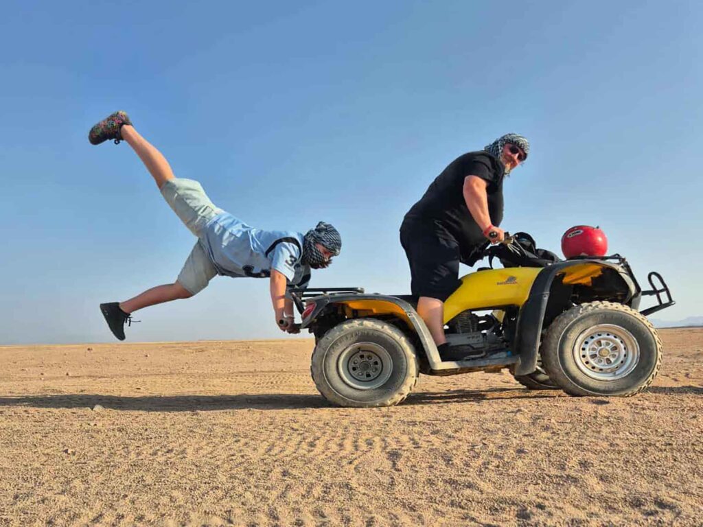 Private Mega Quad Tour zum Sonnenuntergang – Wüstenabenteuer in den Roten-Meer-Bergen