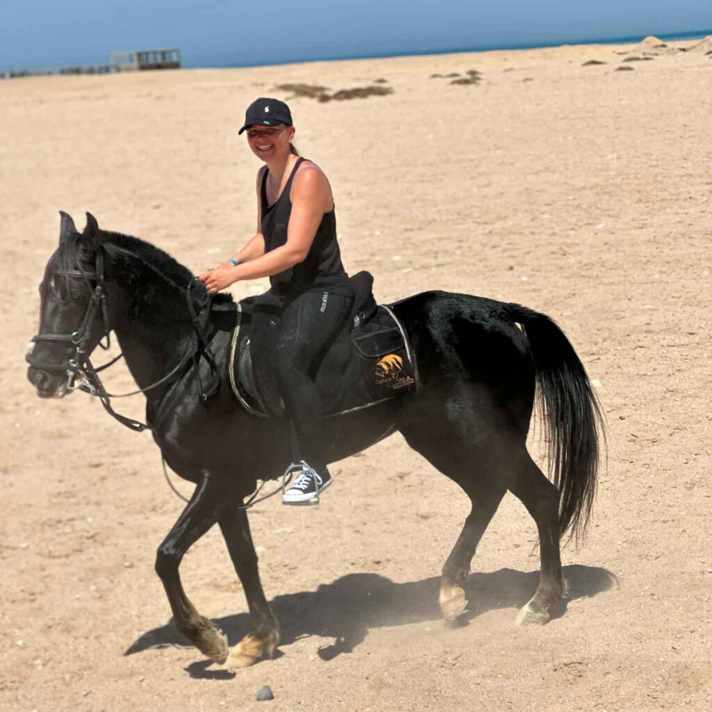 2-Stündiger privater Reitausflug oder Kamelritt durch Wüste & Strand in Hurghada