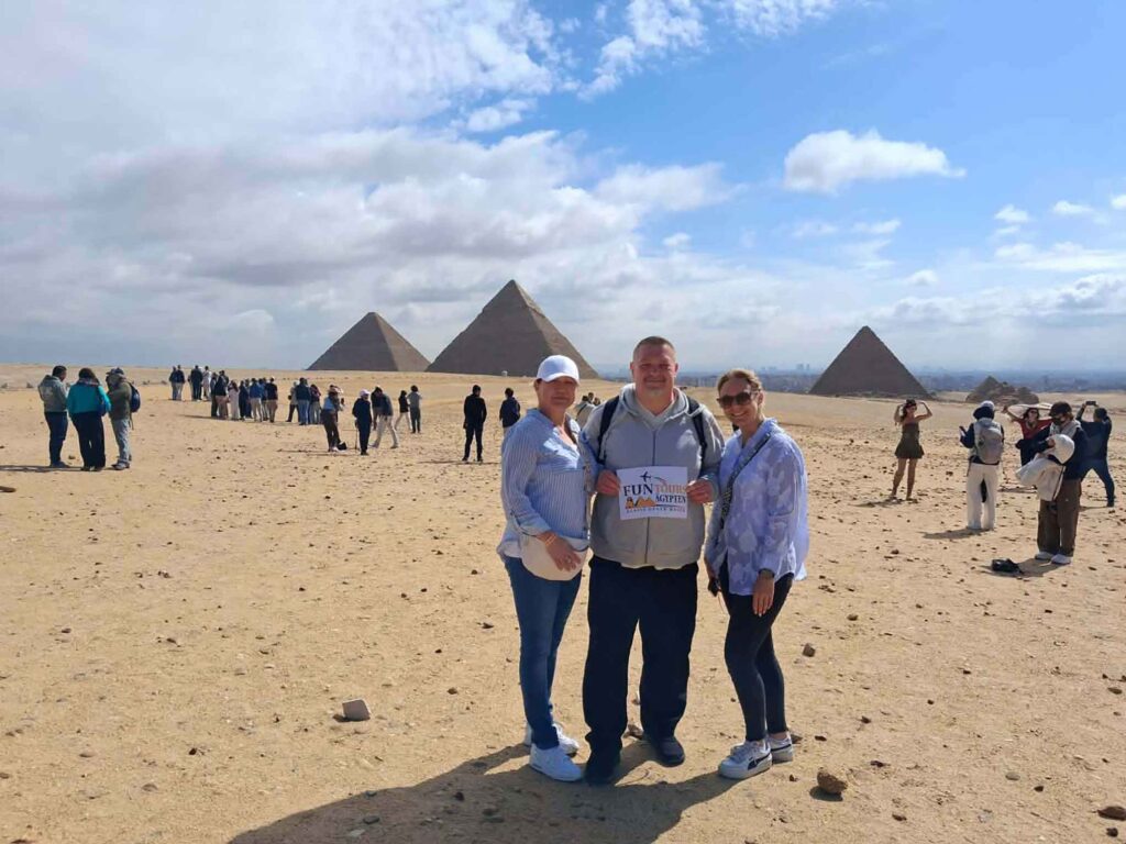 Private Kairo Tagestour mit Flug ab Hurghada zu den Pyramiden von Gizeh und Grand Egyptian Museum